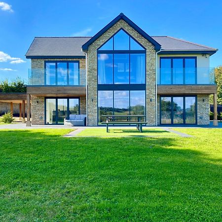 Stunning Modern Home Set In Beautiful Grounds. Bath Exterior foto