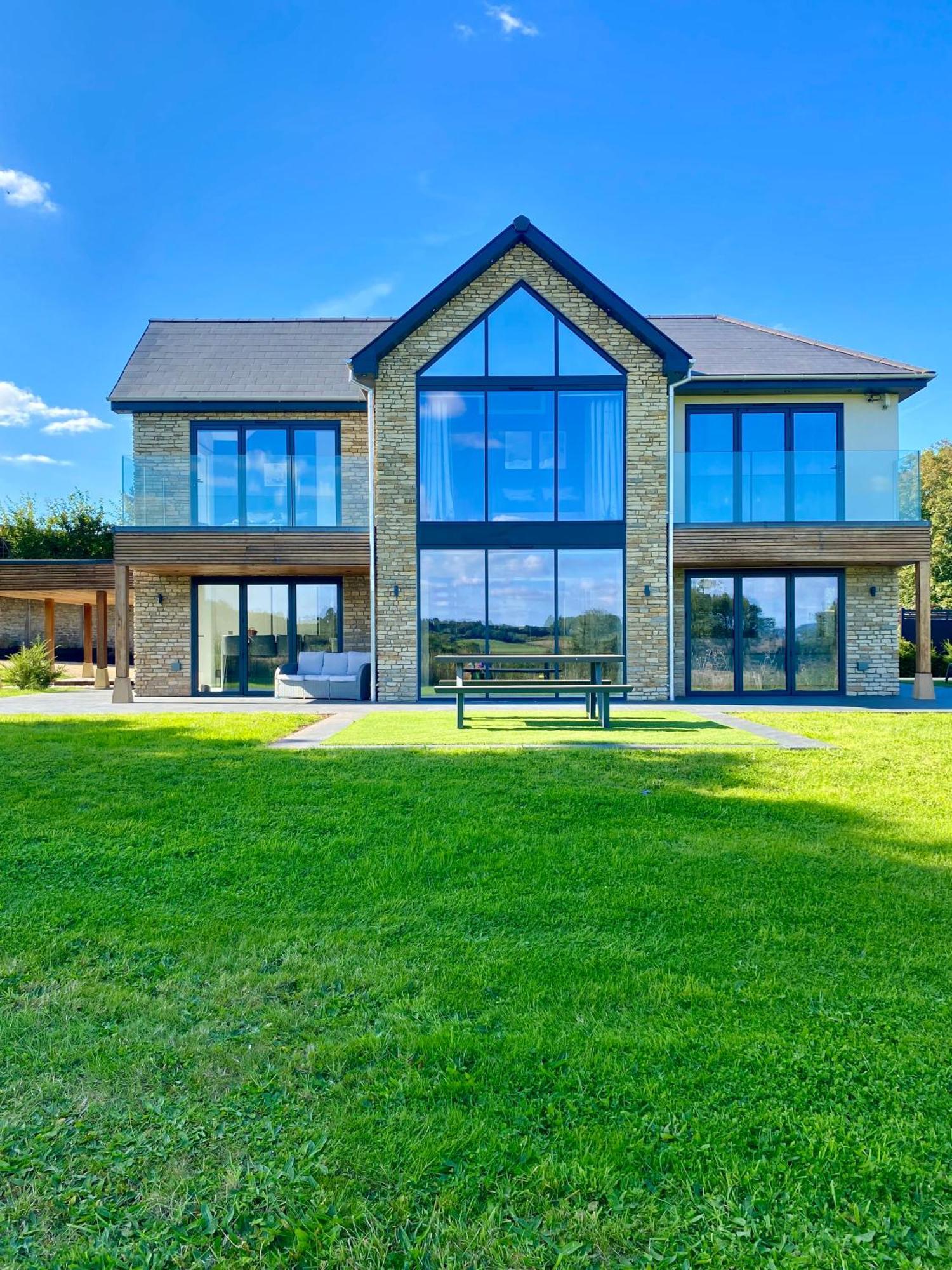 Stunning Modern Home Set In Beautiful Grounds. Bath Exterior foto