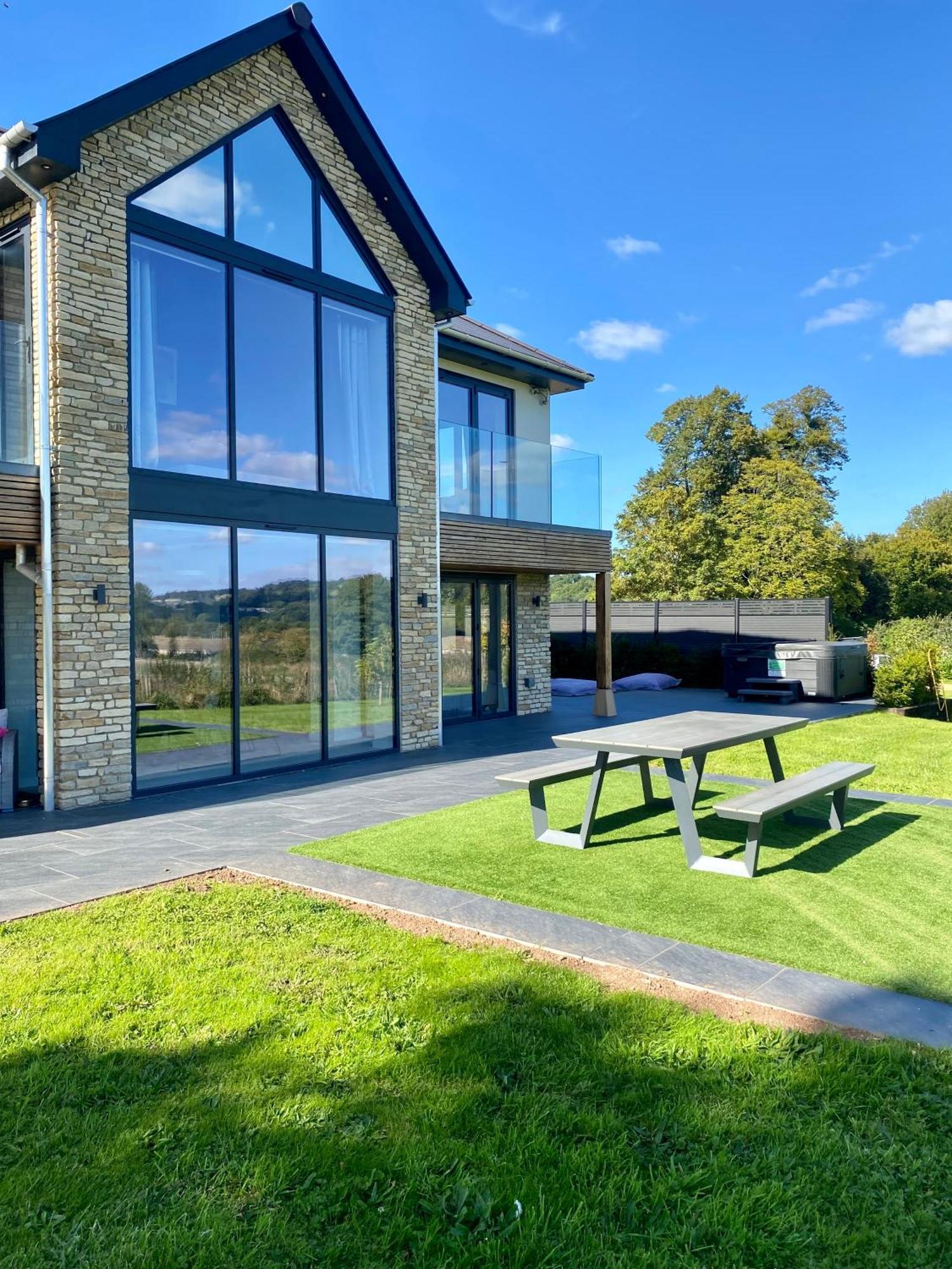 Stunning Modern Home Set In Beautiful Grounds. Bath Exterior foto